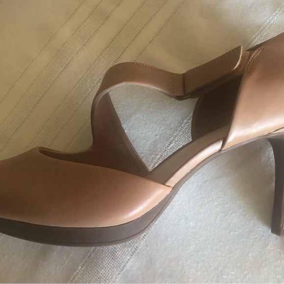 Clarks Tan Heels NWT! - Picture 3 of 5
